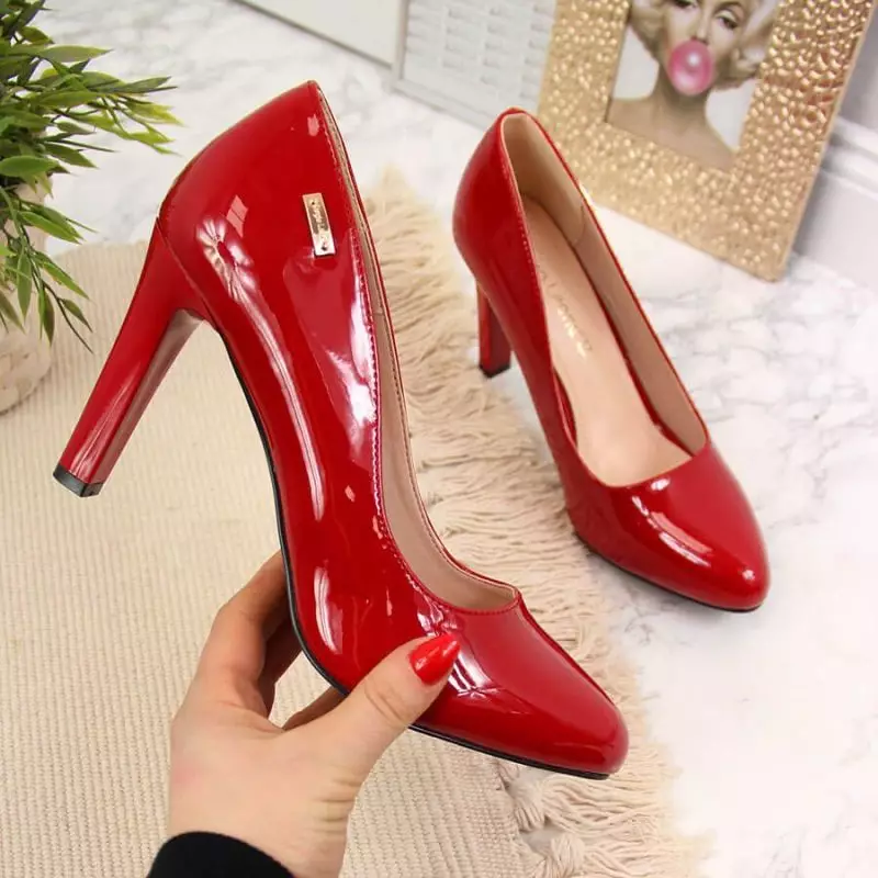 Red pumps lacquered on the W Sergio Leone post