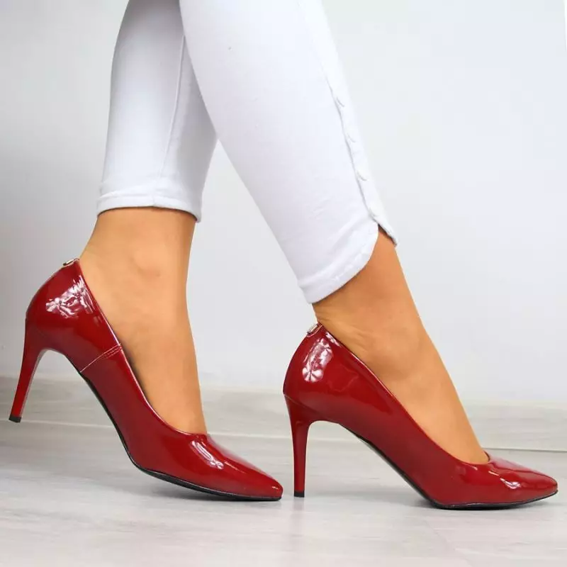 Pumps on a red lacquered stiletto W Juma