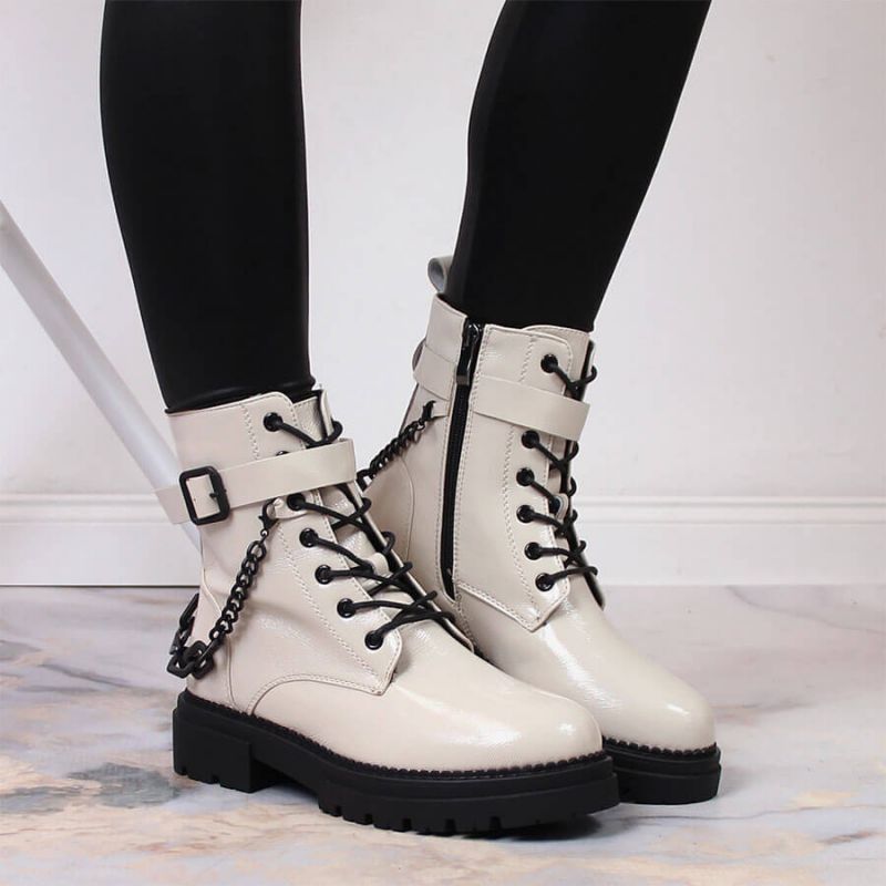 Lacquered boots with a chain insulated Laura La.Fi W PMR28