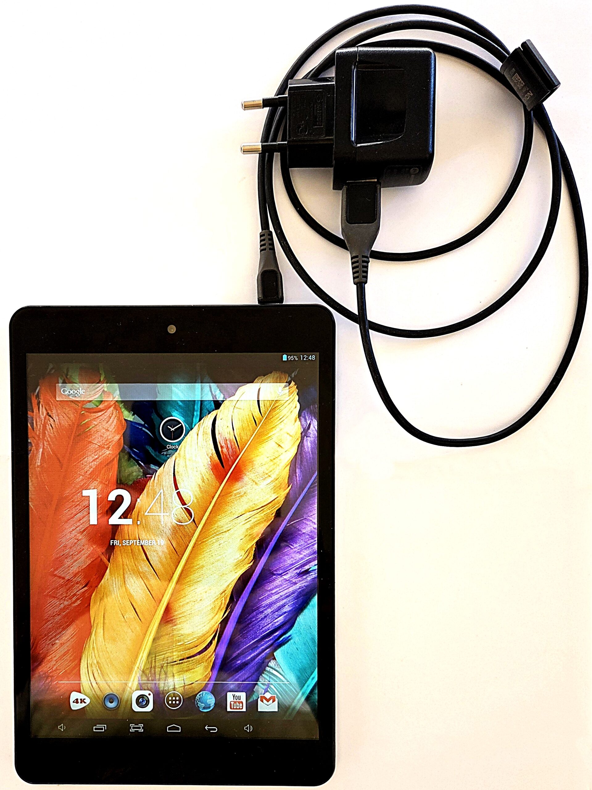 Tablet XPAD 8” Simmtronics με τη θήκη και το τροφοδοτικό του.