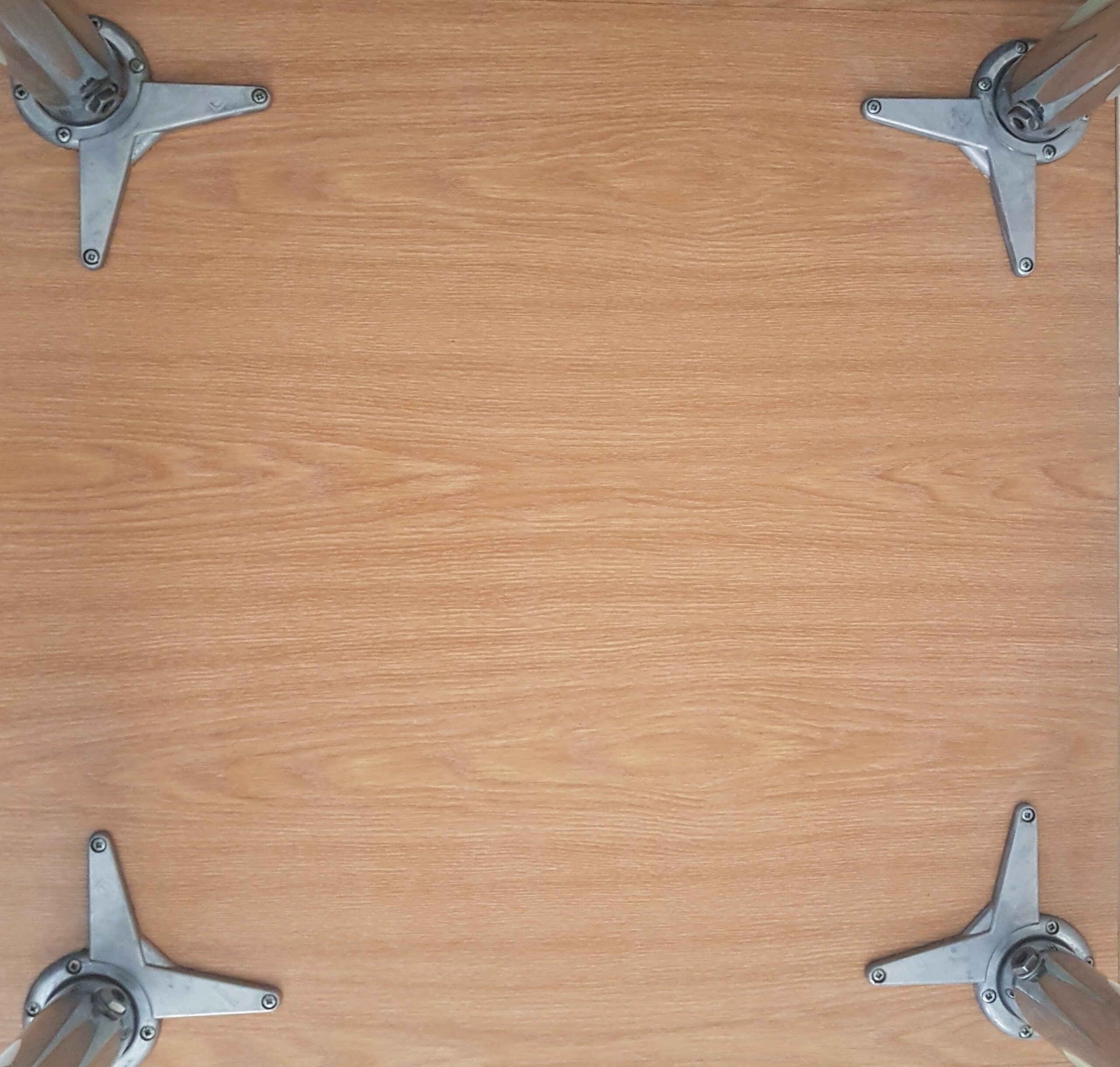 Τραπέζι και τρεις καρέκλες από ξύλο-μέταλλο