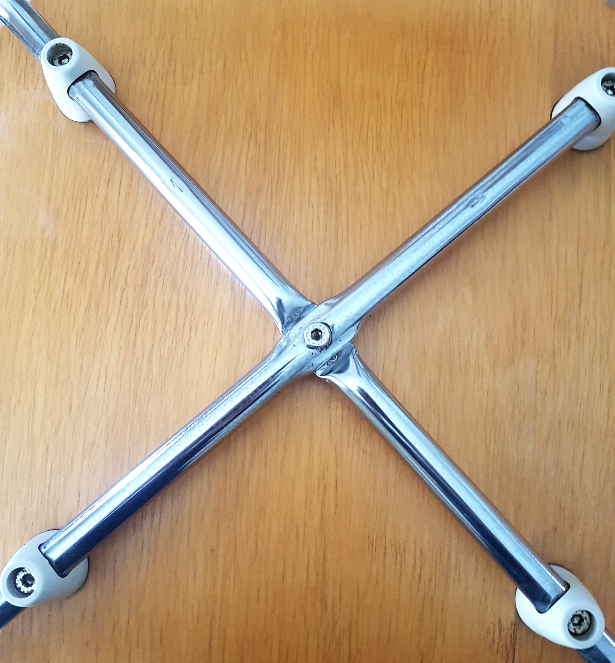 Τραπέζι και τρεις καρέκλες από ξύλο-μέταλλο