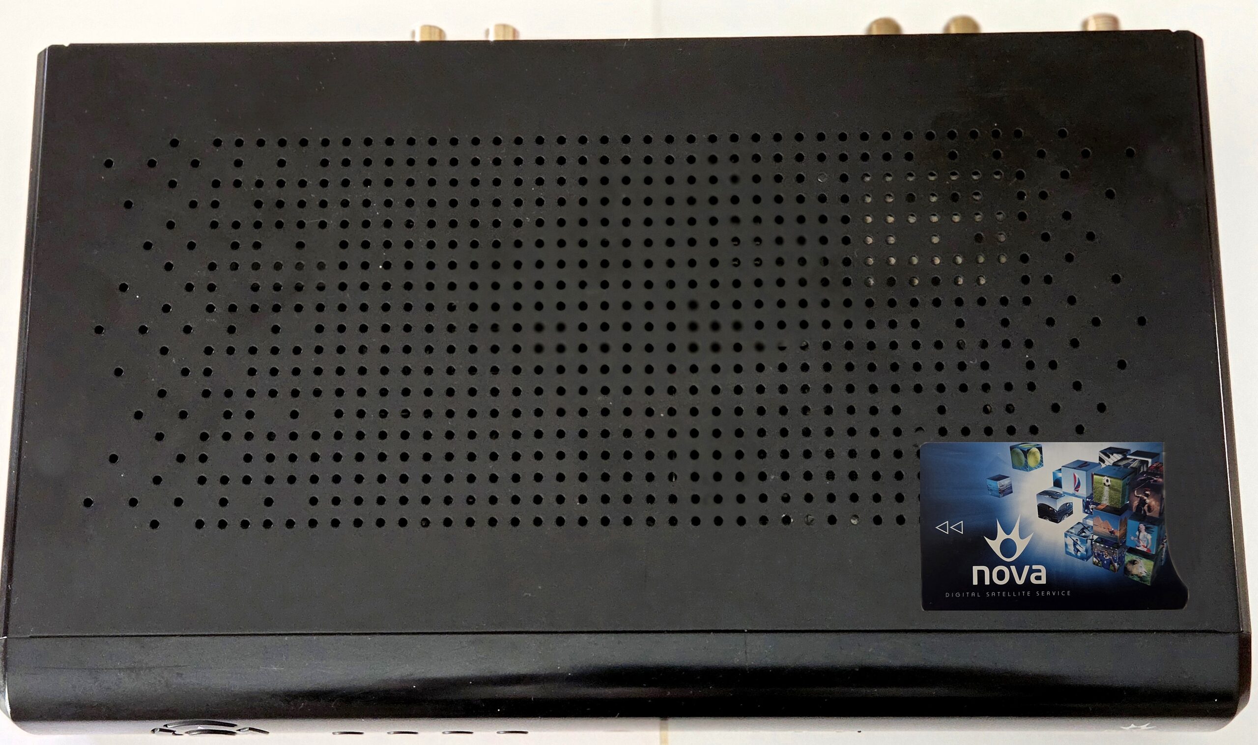 Αποκωδικοποιητής NovaBox HD 831 με όλα τα παρελκόμενά του