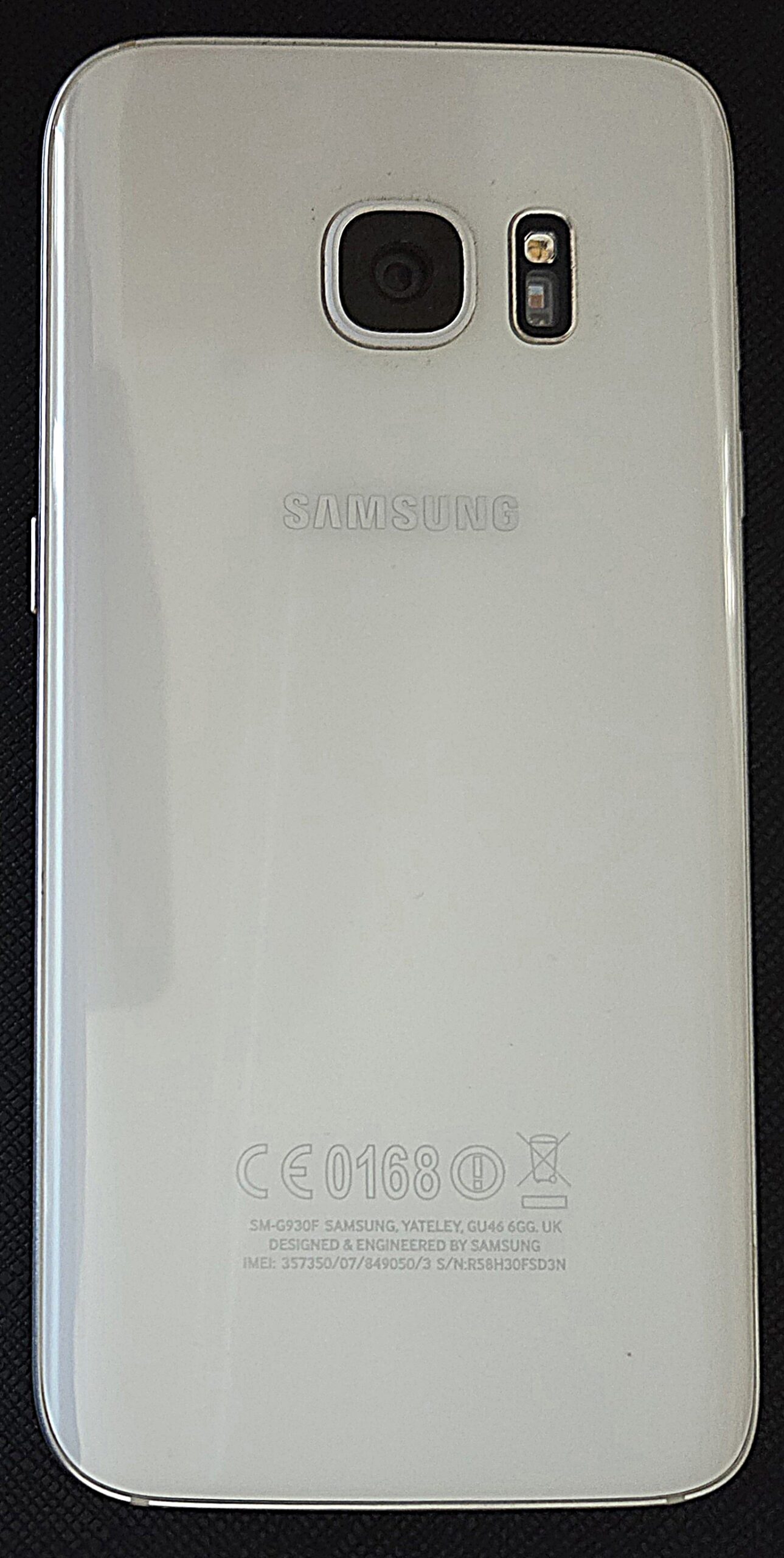 Kινητό τηλέφωνο Samsung Galaxy S7 στην αυθεντική του συσκευασία.