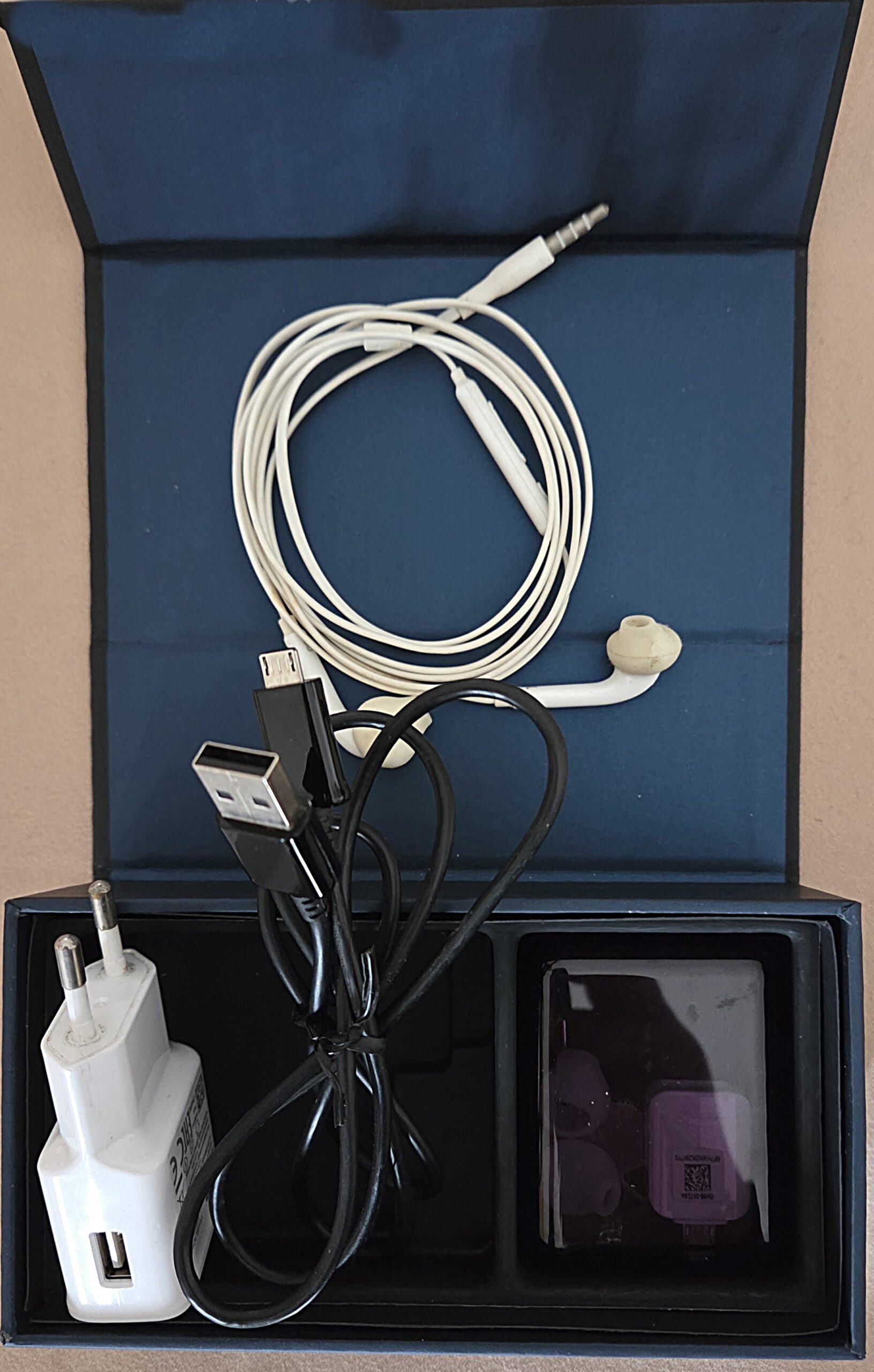 Kινητό τηλέφωνο Samsung Galaxy S7 στην αυθεντική του συσκευασία.