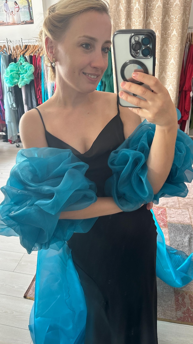 Ριχτό πέπλο με μανίκια στην ουρά. Διατίθεται σε όλα τα χρώματα