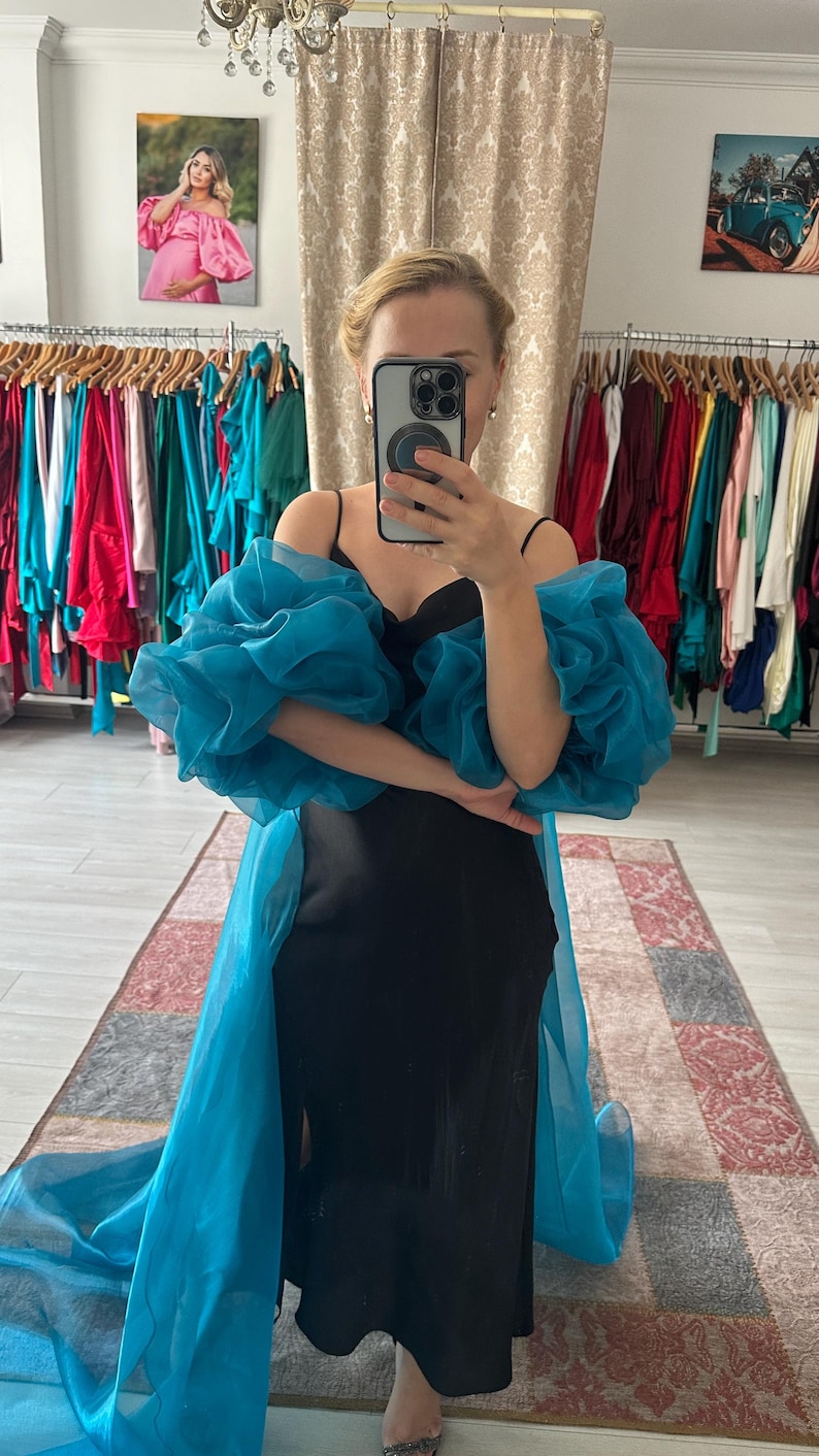 Ριχτό πέπλο με μανίκια στην ουρά. Διατίθεται σε όλα τα χρώματα