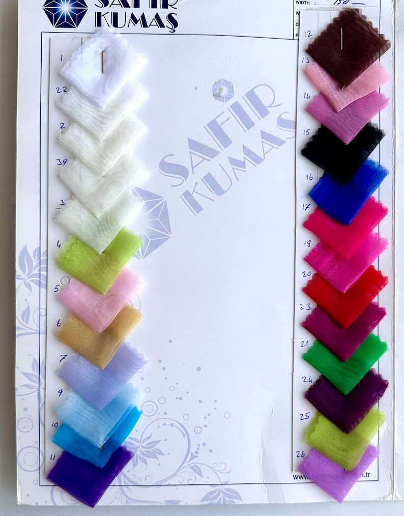 Ριχτό πέπλο με μανίκια στην ουρά. Διατίθεται σε όλα τα χρώματα