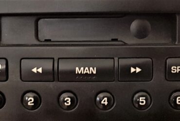 Ραδιοκασετόφωνο της PEUGEOT, γνήσιο και αχρησιμοποίητο.