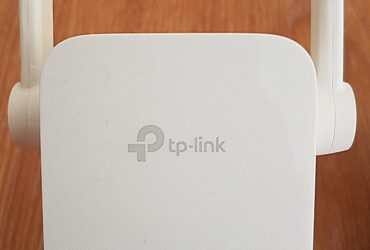 TP-LINK RE205 WiFi  Range Extender & Devolo dLAN 500 WiFi Powerline Network Kit