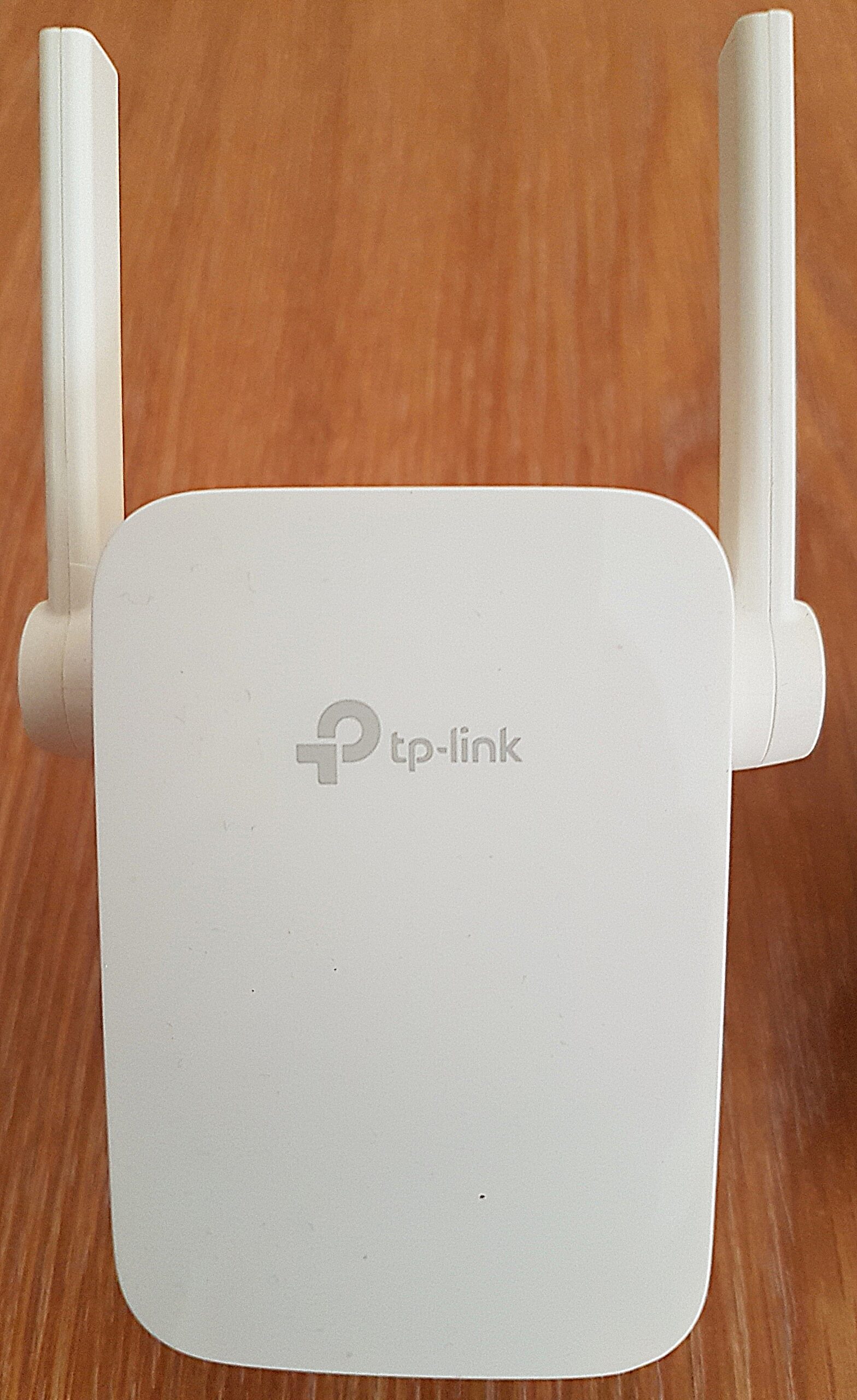 TP-LINK RE205 WiFi Range Extender & Devolo dLAN 500 WiFi Powerline Network Kit