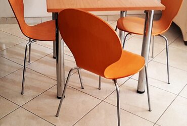 Τραπέζι και τρεις καρέκλες ξύλο-μέταλλο.