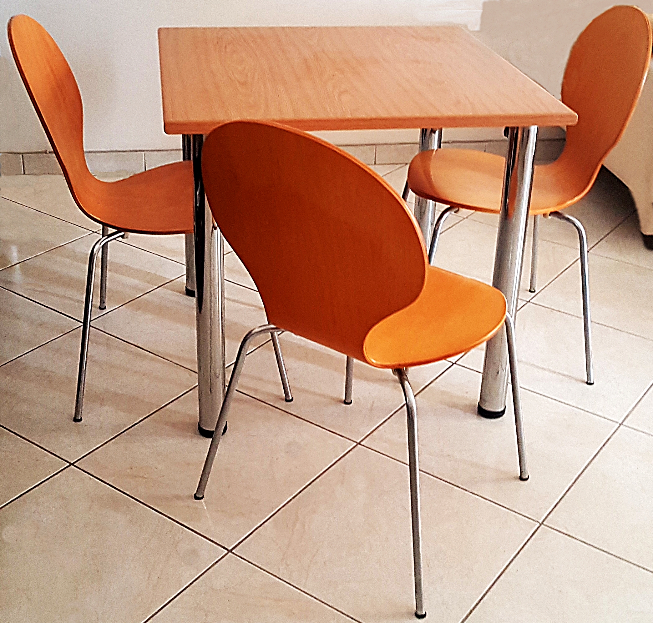 Τραπέζι και τρεις καρέκλες ξύλο-μέταλλο.