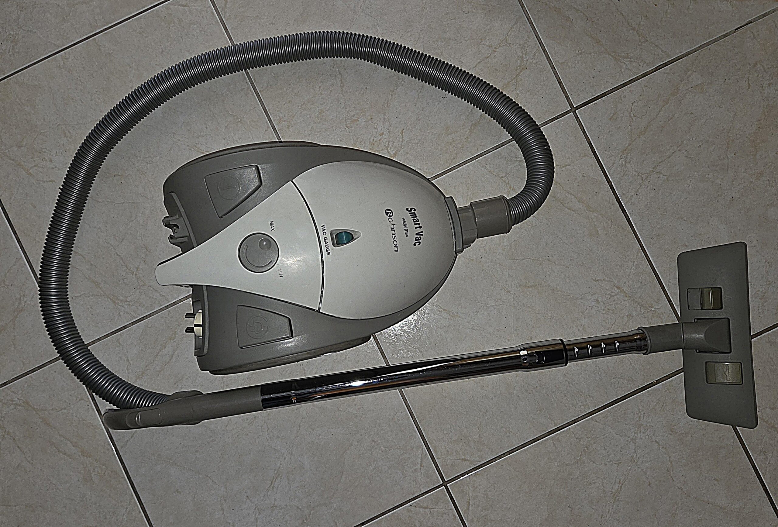 Hλεκτρική Σκούπα ROHNSON R-136, με τα παρελκόμενά της.