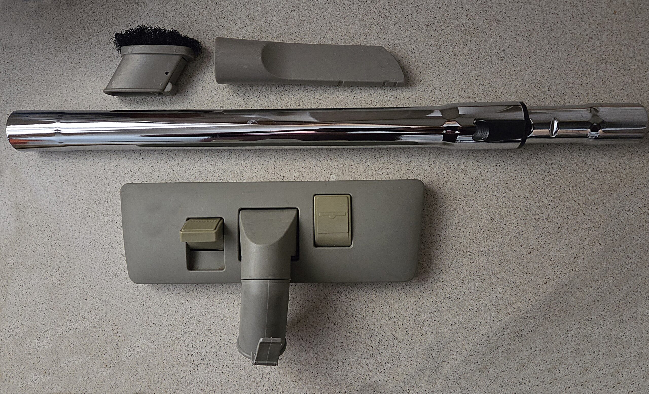 Hλεκτρική Σκούπα ROHNSON R-136, με τα παρελκόμενά της.