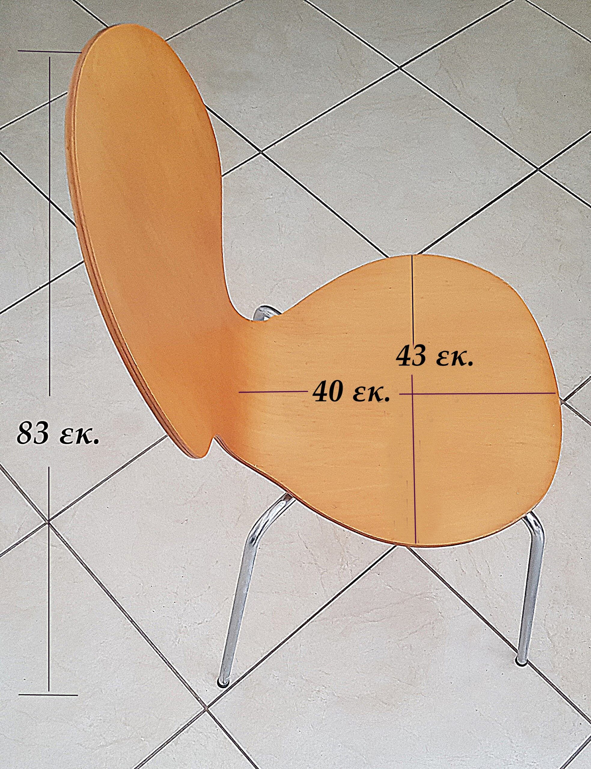 Τραπέζι και τρεις καρέκλες ξύλο-μέταλλο.