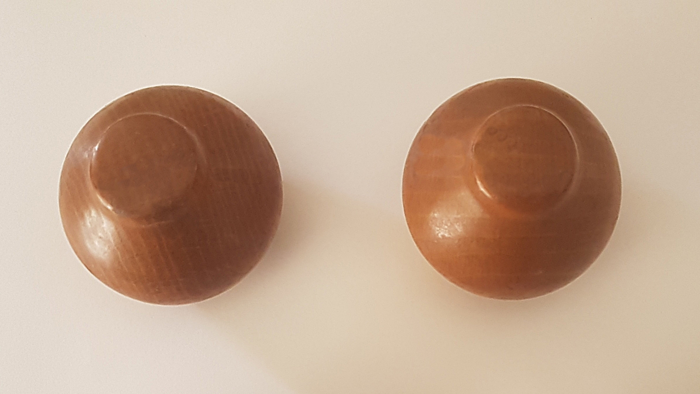 Κουρτινόβεργα ξύλινη με τα διακοσμητικά τελειώματα, τους κρίκους, τα στηρίγματα και τα άγγιστρα.