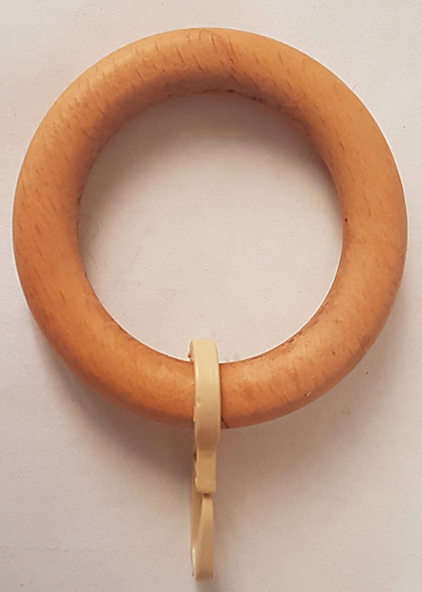 Κουρτινόβεργα ξύλινη με τα διακοσμητικά τελειώματα, τους κρίκους, τα στηρίγματα και τα άγγιστρα.