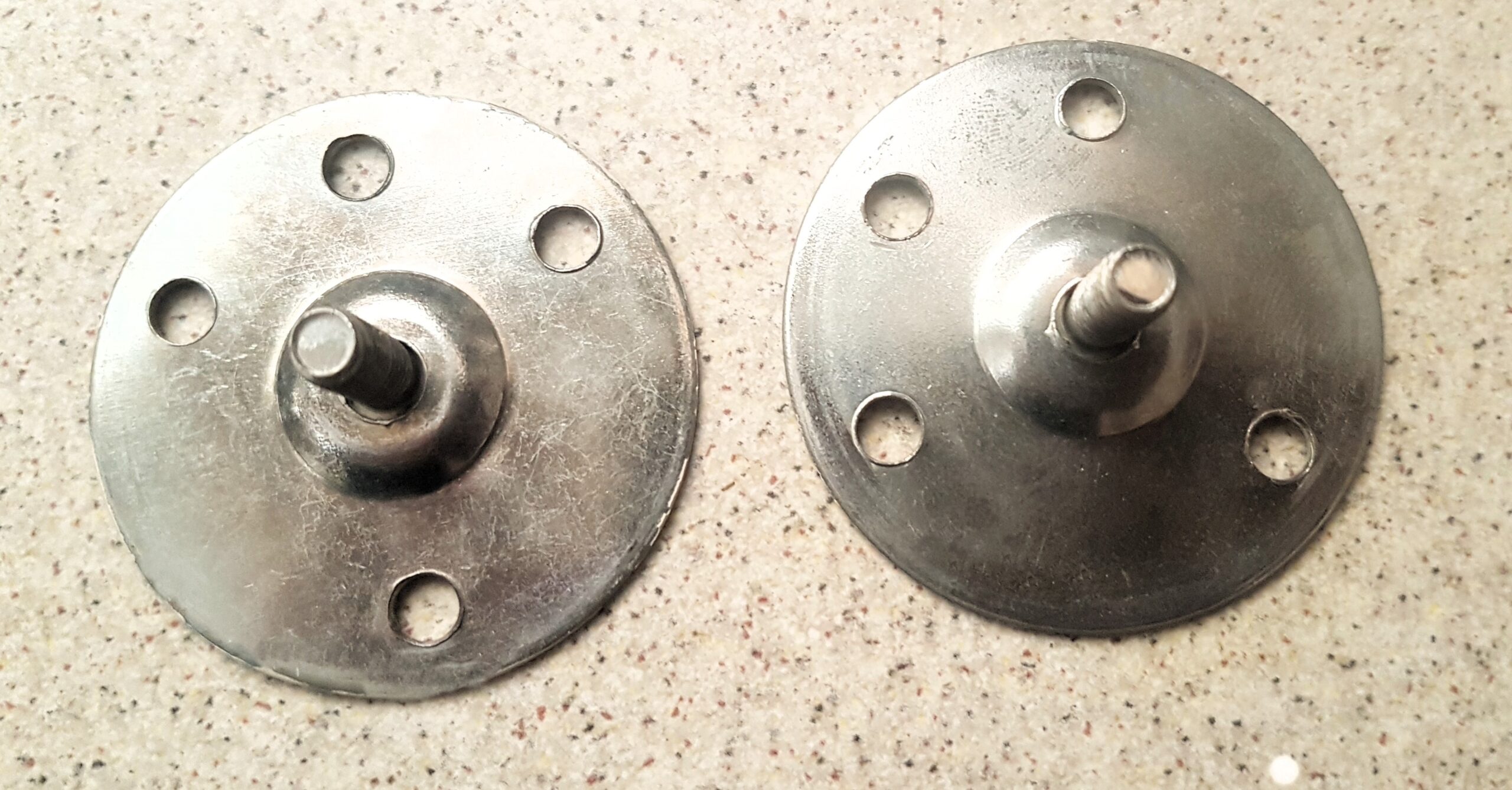 Κουρτινόβεργα ξύλινη με τα διακοσμητικά τελειώματα, τους κρίκους, τα στηρίγματα και τα άγγιστρα.